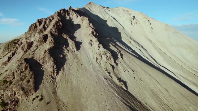 飞越新月火山口，向受灾地区和拉森峰周围飞行。视频素材