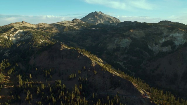 钻石峰和拉森山是拉森火山国家公园空中景观的焦点。视频素材