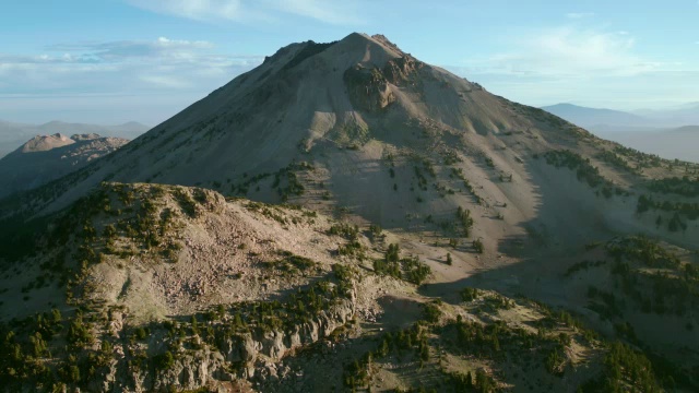 从空中接近雄伟的拉森峰，拉森火山国家公园，加利福尼亚。视频素材