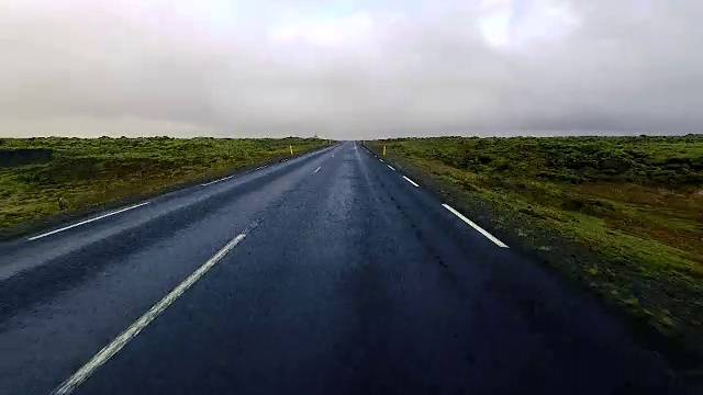 冰岛的公路旅行，漫步在乡村公路上视频素材