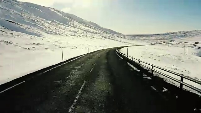 冰岛的公路旅行，漫步在乡村公路上视频素材