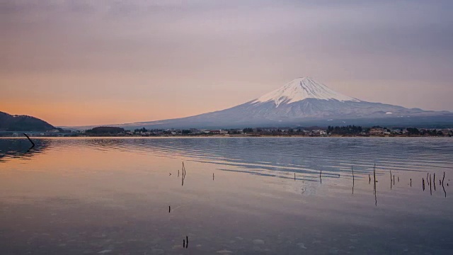 富士山与反光湖的时间流逝Kawaguchiko日出时间，山梨，日本视频素材