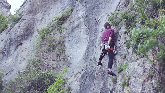 山里的运动型女人。副本的空间。视频素材