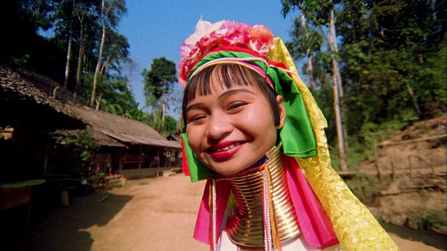 泰国长脖子的卡伦部落(Padaung)的年轻女子戴着颈环视频素材