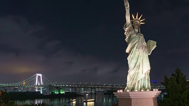 4K时间推移:台场的自由女神像和彩虹桥的夜晚。视频素材