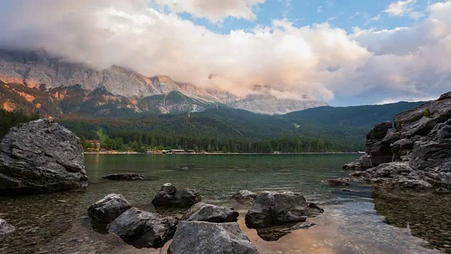 Eibsee湖和Zugspitze山的黄昏视频素材