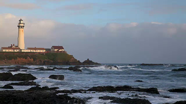 美国加州圣马特奥县鸽子角州立海滩WS灯塔视频素材