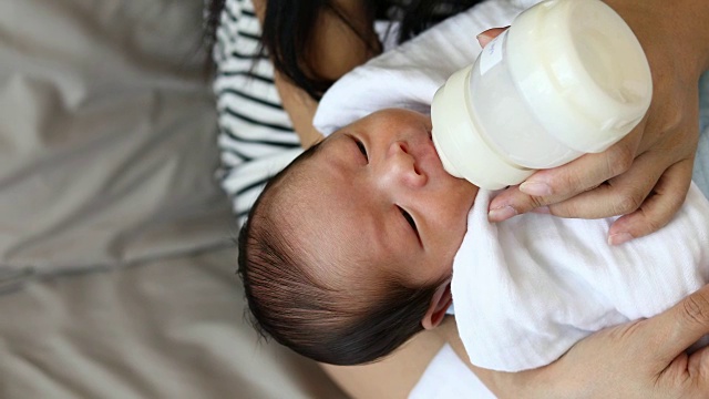 母亲用奶瓶喂养新生儿视频下载