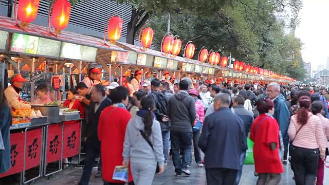 中国北京，人们走在王府井大街上视频素材