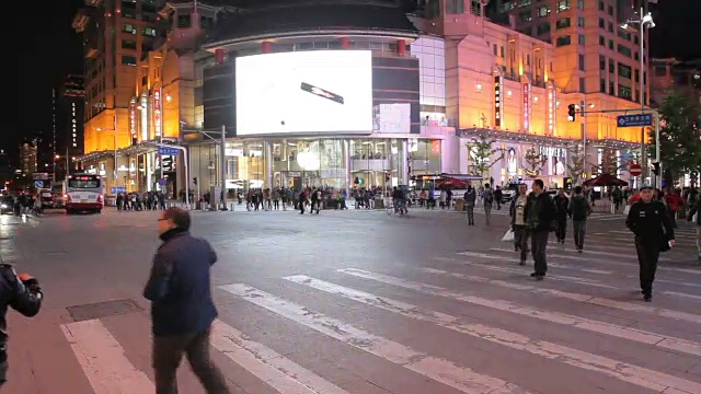 人们走在王府井大街上，中国北京视频素材