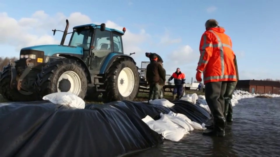 荷兰劳沃苏格，用沙袋保护土地免受洪水侵袭视频下载