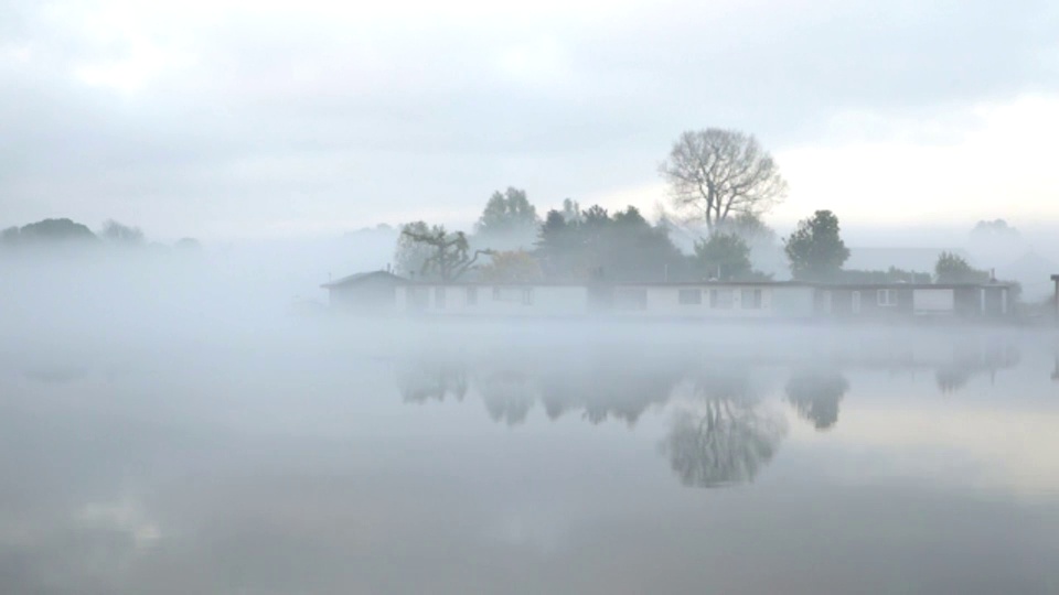 荷兰，Weesp，维赫特河上的船屋。早晨的雾视频下载