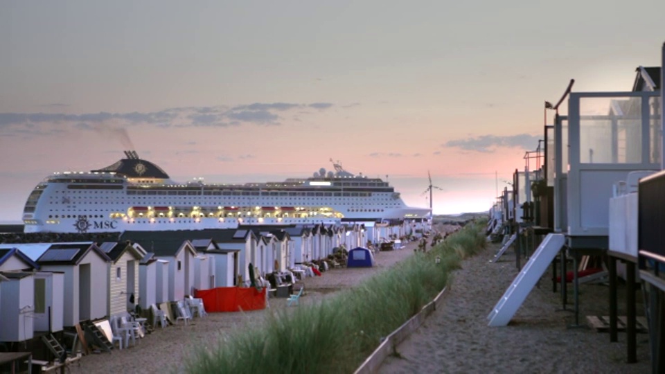 荷兰，IJmuiden，游船进入北海运河。前景海滩小屋视频下载