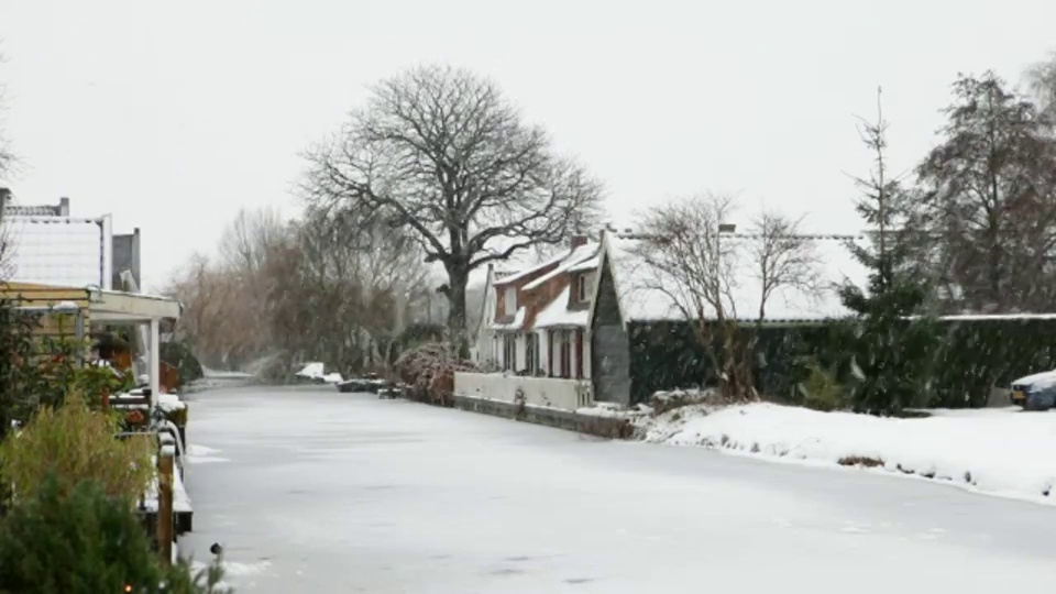 荷兰，格雷夫兰，运河边的老农场，冬天，雪花飘落视频素材