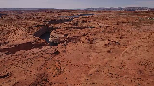 Rise near Lake powell water way 4k，无人机鸟瞰Lake powell水库和科罗拉多河上的皮艇和船，美丽的沙石构成和水大峡谷位于格伦峡谷，亚利桑那州视频素材