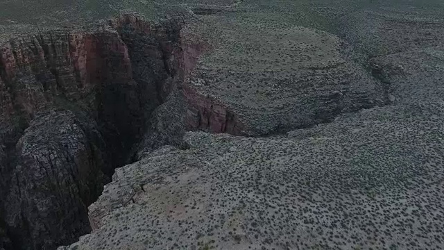 俯瞰大峡谷墙4k，无人机鸟瞰大峡谷国家公园“小’像大理石峡谷和格伦峡谷。位于亚利桑那州和犹他州沙漠与美丽的晨光和傍晚视频素材