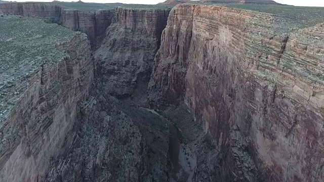 美丽的飞行下大峡谷中部4k，无人机鸟瞰大峡谷国家公园“小’像大理石峡谷和格伦峡谷。位于亚利桑那州和犹他州沙漠与美丽的晨光和傍晚视频素材