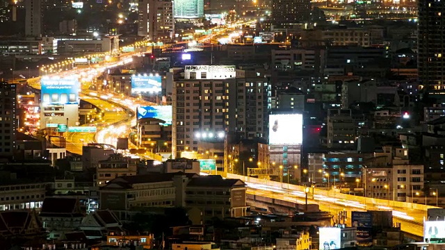 美丽的公路交通灯夜景全景在曼谷视频素材