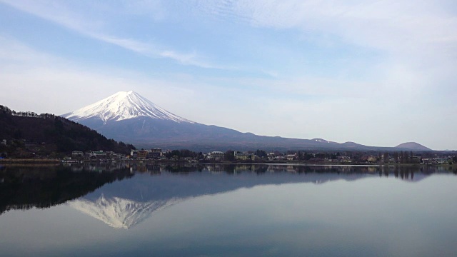 日本的富士山和河福次子湖的倒影视频素材