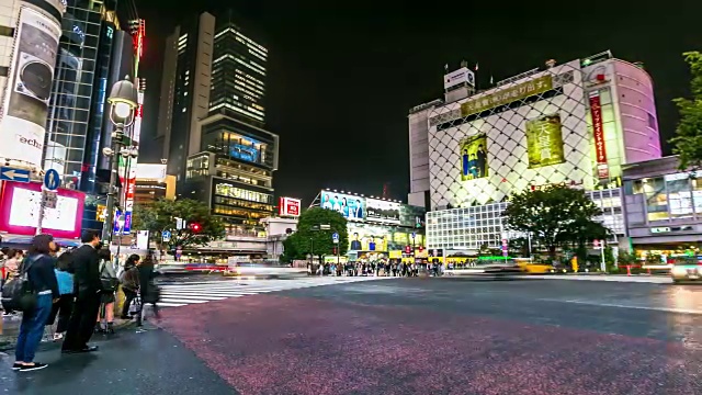 涉谷区的夜晚时间流逝，人群拥挤视频素材