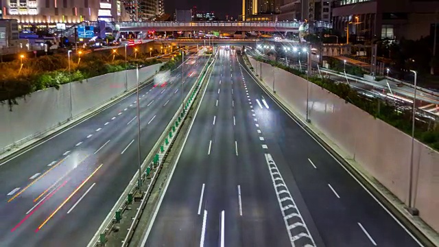 时间流逝的汽车灯运行到隧道视频素材