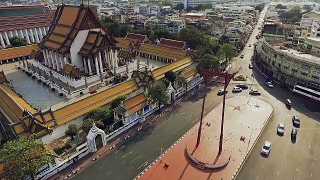 巨型摇摆Wat Suthat鸟瞰图。泰国曼谷的主要景点。视频素材