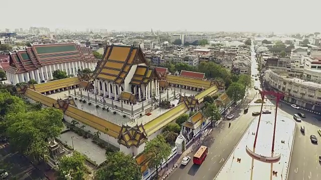 大秋千(骚钦茶)和交通堵塞鸟瞰图视频素材