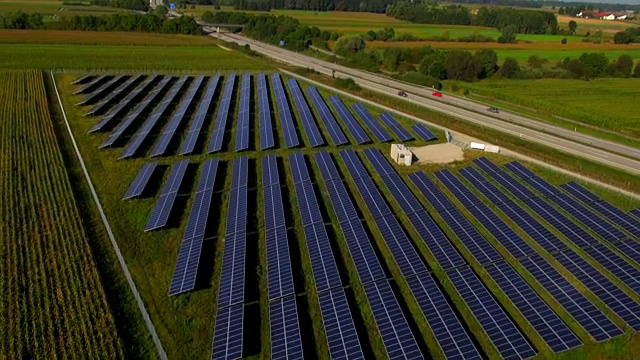 太阳能发电站和高速公路的WS鸟瞰图视频素材