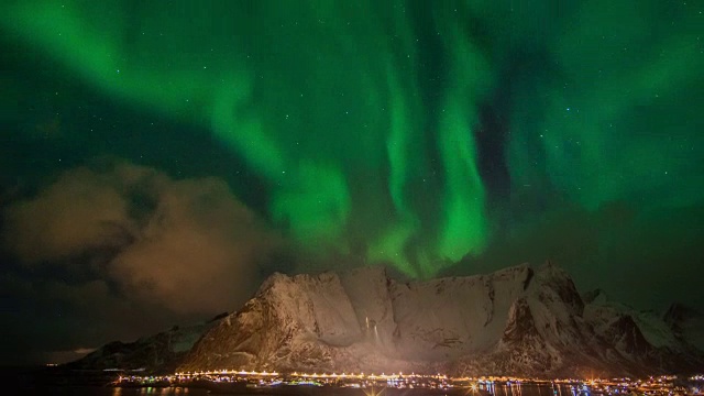 在挪威罗浮敦群岛的夜空和云层上空，4K时间的北极光(北极光)视频素材