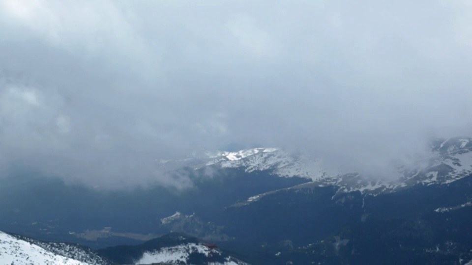 云在雪山上空迅速飘动。视频下载