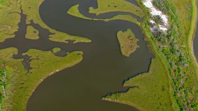 湾湾蜿蜒穿过海湾群岛国家海岸。视频素材