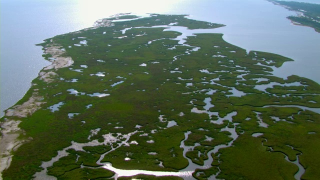 一个长满草的半岛沿着密西西比的海湾群岛国家海岸延伸到海洋中。视频素材