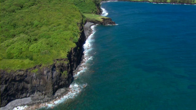 海浪冲刷着夏威夷毛伊岛的岩石海岸线。视频素材