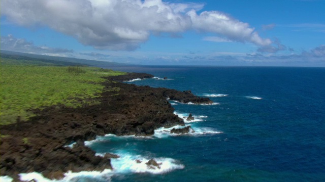 海浪冲击着毛伊岛的岩石海岸。视频素材