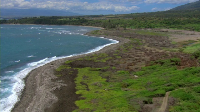 海浪冲击着毛伊岛的海岸线。视频素材