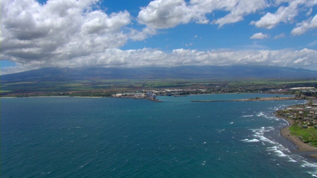 海浪冲击着毛伊岛的海岸。视频素材