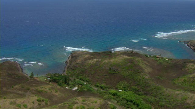 海浪冲击着毛伊岛的海岸线。视频素材