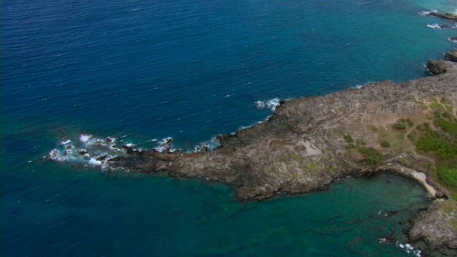 一个岩石半岛延伸到夏威夷毛伊岛海岸的海洋中。视频素材