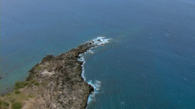 一个岩石半岛延伸到夏威夷毛伊岛海岸的海洋中。视频素材