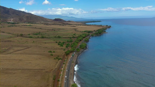 一条高速公路沿着毛伊岛海岸蜿蜒而行。视频素材