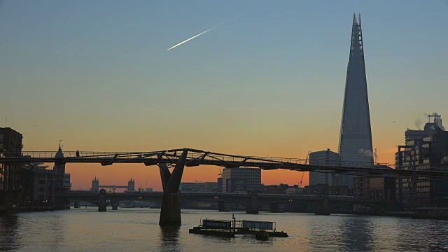 千禧桥，碎片大厦，泰晤士河和塔桥的早晨，英国伦敦视频素材