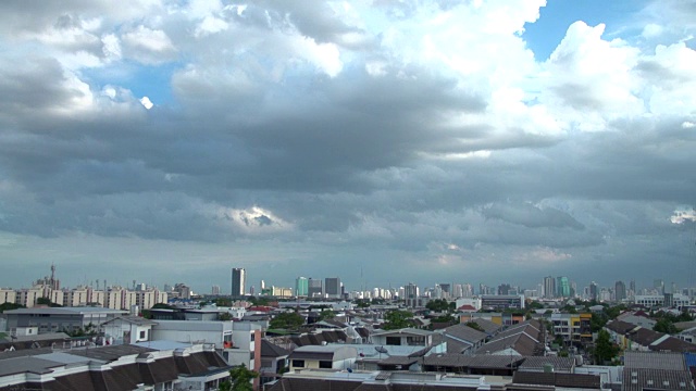 城市里有雨。视频下载