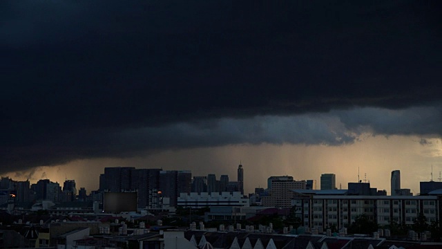 城市里有雨。视频下载