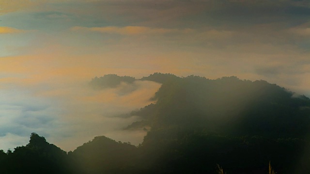 迷雾晨山，泰国。视频素材