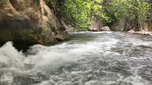 费蒂耶萨利肯特的溪流视频下载