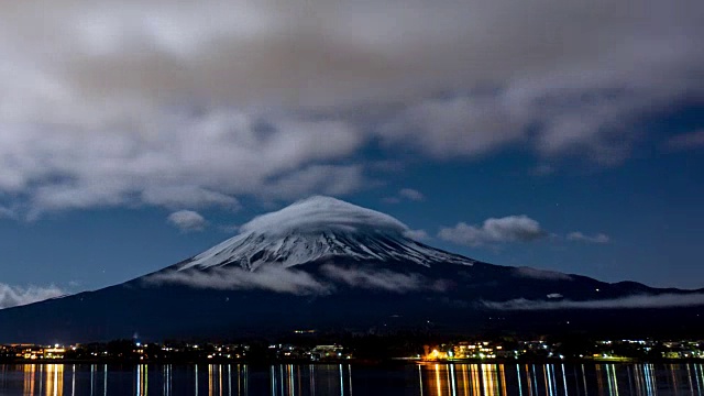 富士山夜间多云天空，时光流逝视频素材