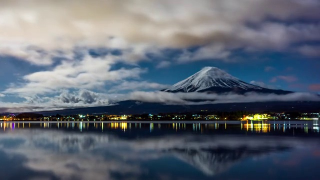 富士山夜间多云天空，时光流逝视频素材