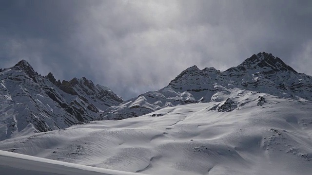 太阳用镜头的光斑照耀着白雪覆盖的喜马拉雅山视频下载