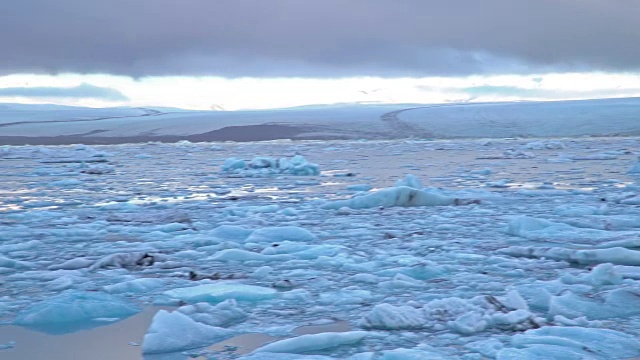 摇摄:冰岛Jokulsarlon泻湖和Vatnajokull冰川视频素材