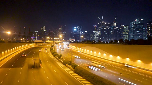 夜晚，现代城市附近高速公路上繁忙的交通。时间流逝视频素材